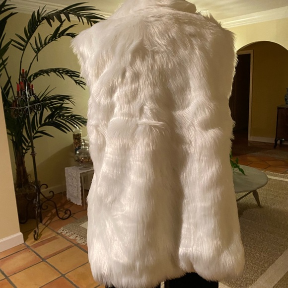 Masseys White Faux Fur Vest with Hook n Eye Closures in Front Size Large - Picture 2 of 7